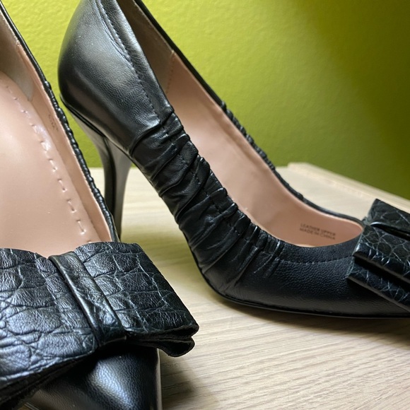 Tahari Shoes - Tahari black leather pumps